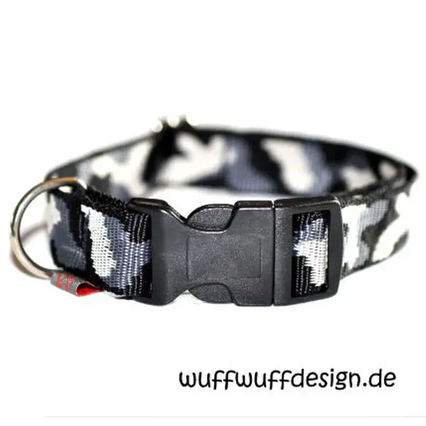 Hundehalsband Camouflage Schwarz von WuffWuffDesign – robustes Hundehalsband mit Camouflage-Design und sicherem Metall-D-Ring, ideal für aktive Hunde.